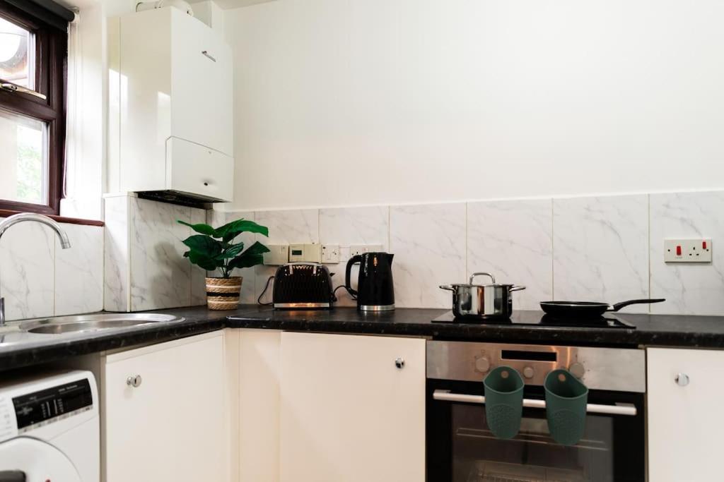 Cosy Decorated Flat In Tonbridge Apartment Bagian luar foto