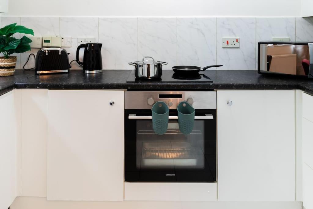 Cosy Decorated Flat In Tonbridge Apartment Bagian luar foto